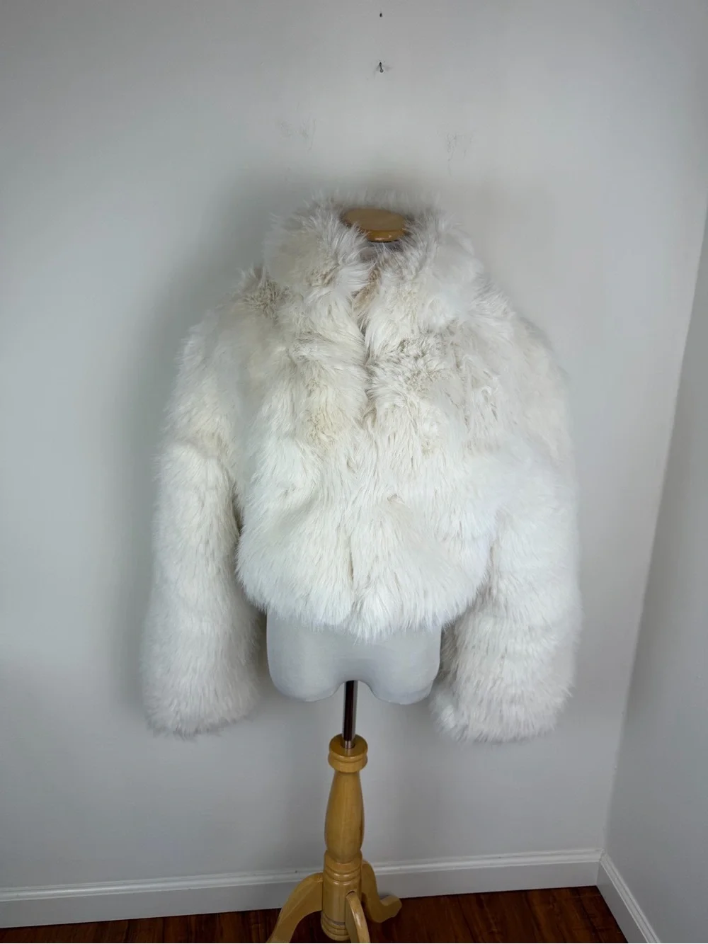 Alo Yoga Opulent Faux Fur Cropped Jacket in ivory Size M
